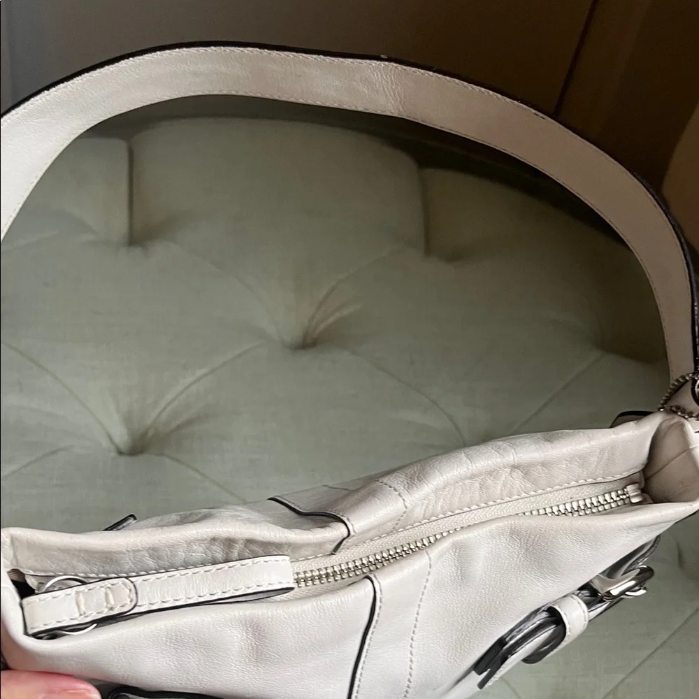 Vintage Coach White Leather Shoulder Bag
With Silver Tone Buckles And Rings - Picture 12 of 12